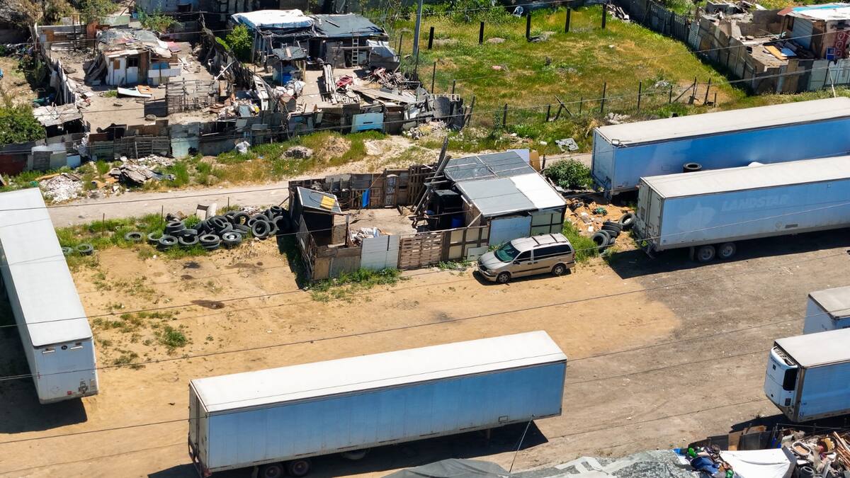 El auto en el que escapó tras cometer el asesinato, permanecer en las afueras del terreno. Foto: Leonardo Reyes