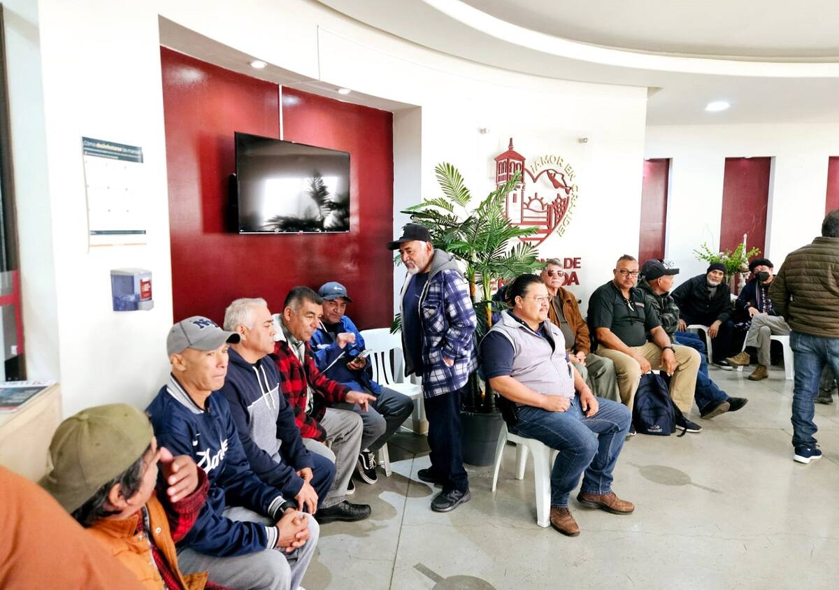 Hay 61 prejubilados esperando que la presidenta municipal, Claudia Agatón Muñiz, cumpla el compromiso de gestión de pago de jubilados y pensiones.
