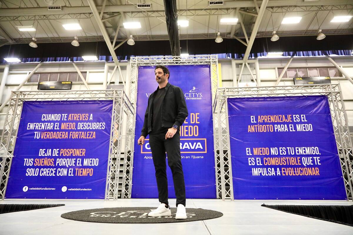 Oso Trava motiva a vencer el miedo durante conferencia en CETYS Universidad