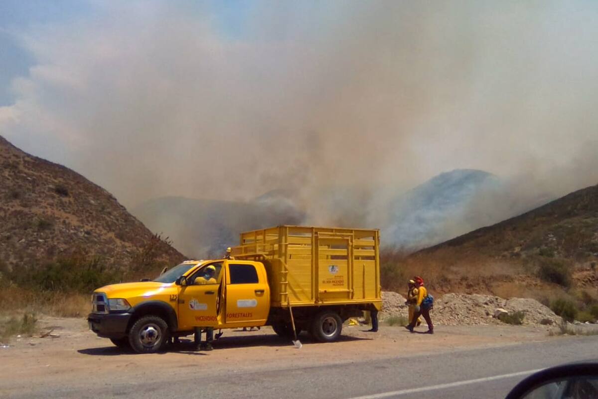Apoya Bomberos en incendio forestal de Ejido Uruapan