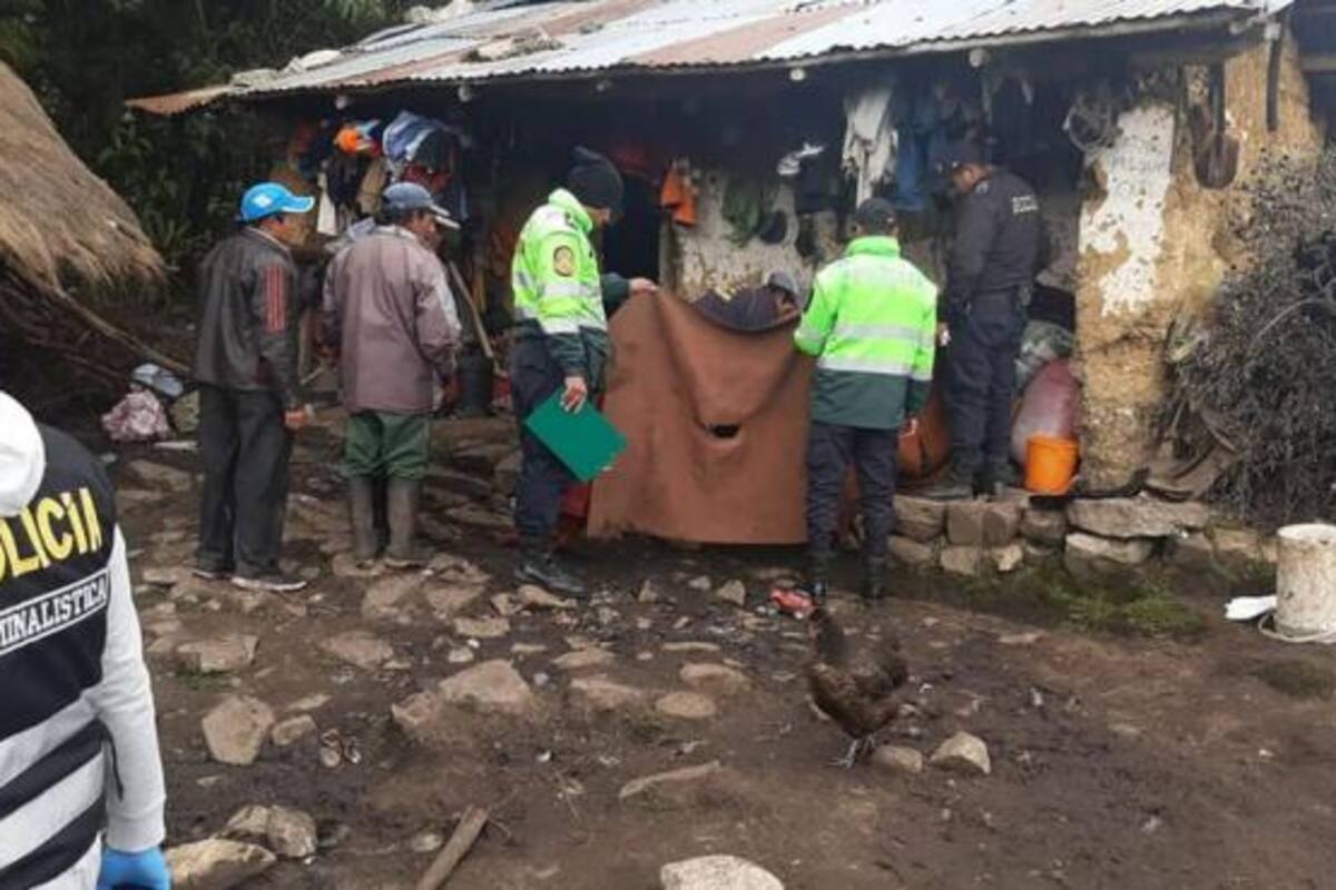 Niña se salva de morir al esconderse debajo de la cama; asesinaban a su familia