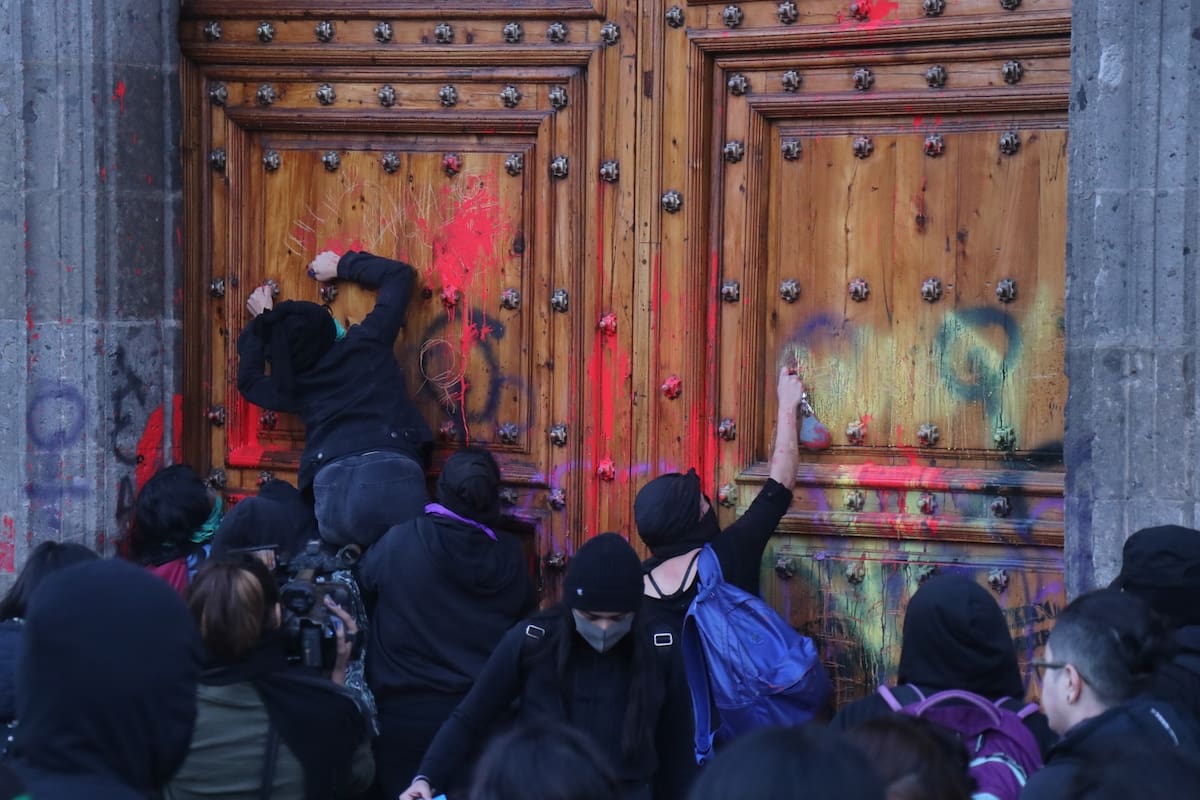 Llama AMLO a feministas a no pintarle las puertas y las paredes de Palacio Nacional