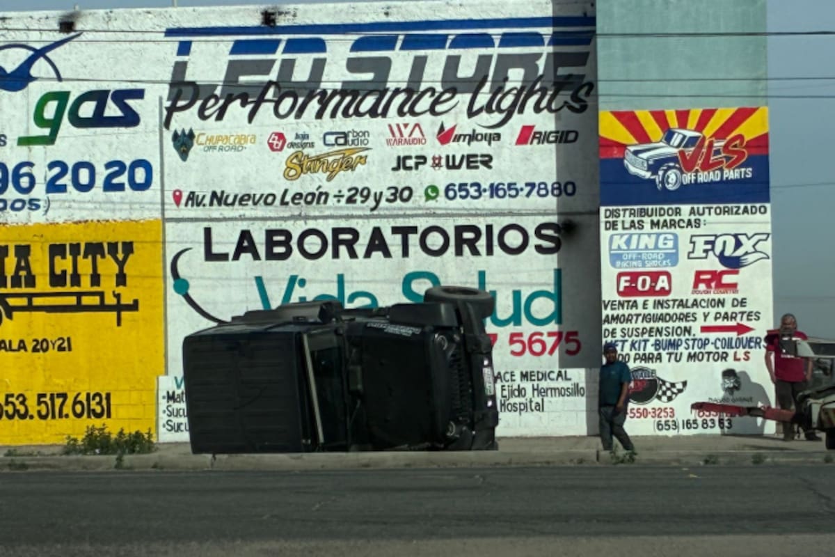 Choque con volcadura en calzada Constitución y Querétaro