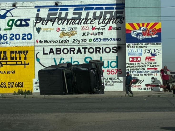 Choque con volcadura en calzada Constitución y Querétaro