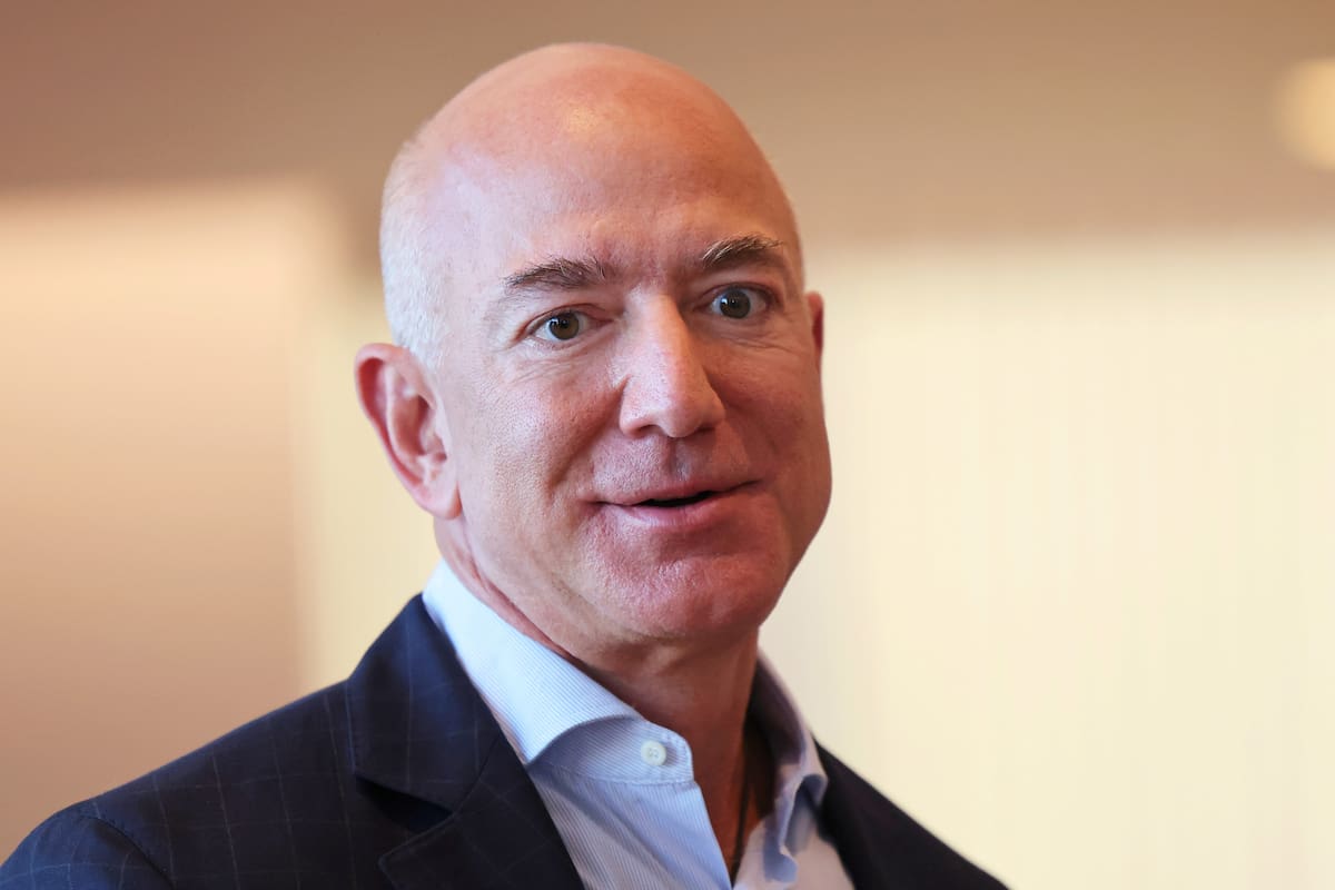Amazon enfrenta una creciente oposición a sus centros de datos en Estados Unidos mientras comunidades cuestionan el consumo de electricidad, agua y territorio, un conflicto que la empresa considera capaz de poner en riesgo la posición del país en la carrera mundial por la inteligencia artificial