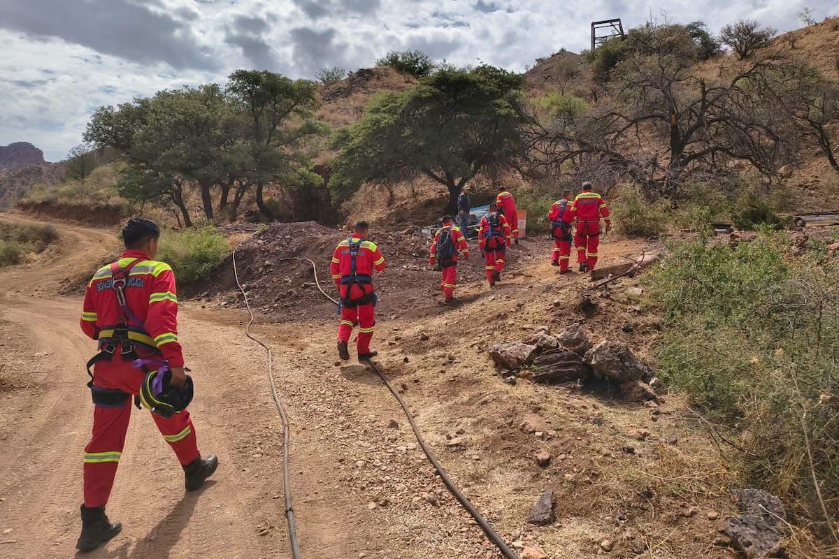 Apoyan Bomberos de Navojoa en recuperación de cuerpo dentro de mina en Chihuahua