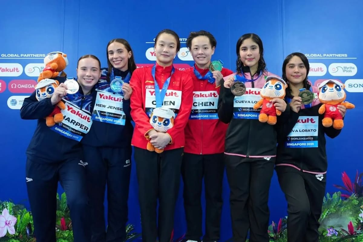 A la izquierda las británicas Yasmin Harper y Scarlett Mew Jensen, ganadoras de la medalla de plata, al centro las chinas Yiwen Chen y Jia Chen, dueñas del oro, y las gemelas mexicanas Lía y Mía Cueva con el bronce. (Foto: Conade)