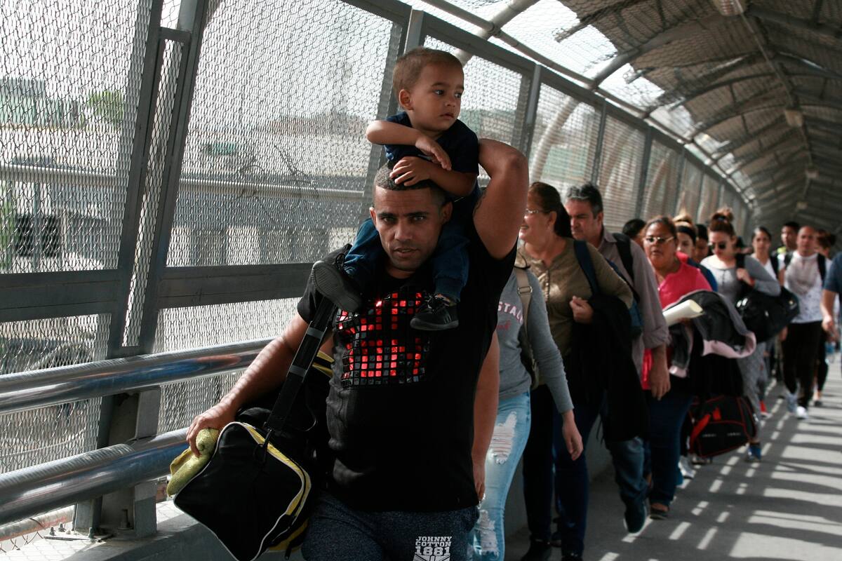 Cientos de migrantes aguardan por sus visas
