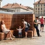 Desarrollan un sistema de ladrillos que reduce hasta 9 grados la temperatura con agua y energía solar, una solución pensada para plazas, paradas de transporte y espacios públicos cada vez más calientes