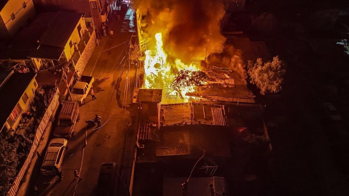Dos incendios registrados durante la madrugada de este lunes movilizaron a cuerpos de emergencia en distintos puntos de Tijuana. Foto: Border Zoom