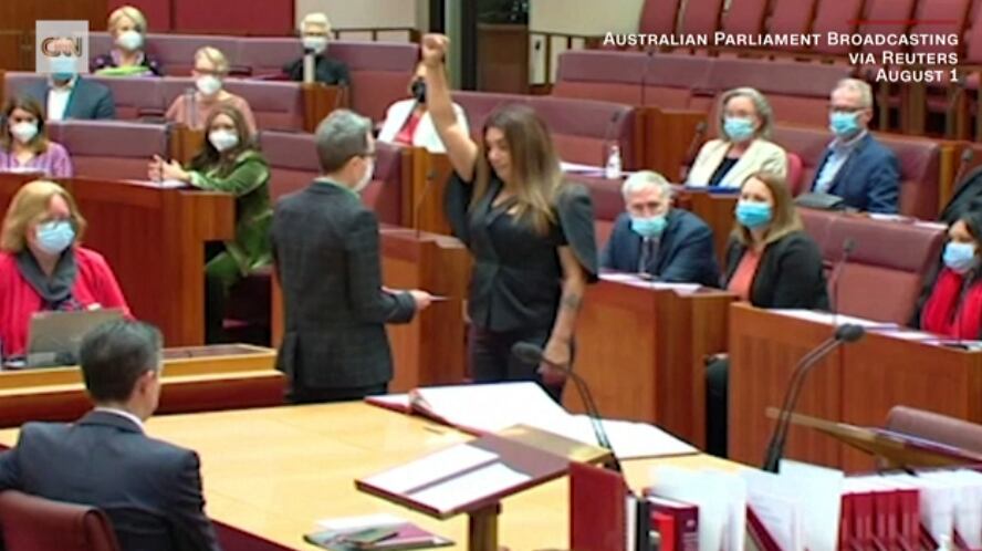 Lidia Thorpe durante su juramento ante el Parlamento australiano en 2022./ Foto: CNN