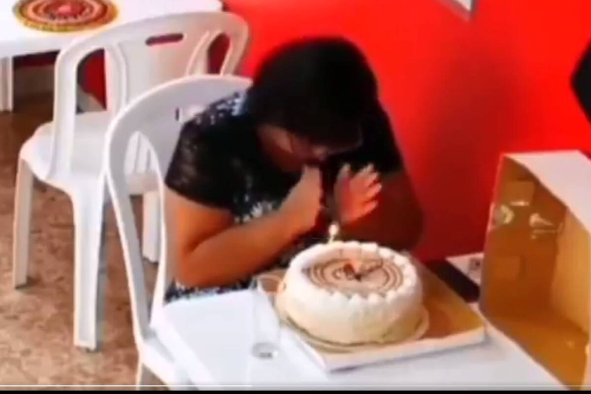 "Video: Mujer celebra sola su cumpleaños y extraños se unen a festejar con ella"
