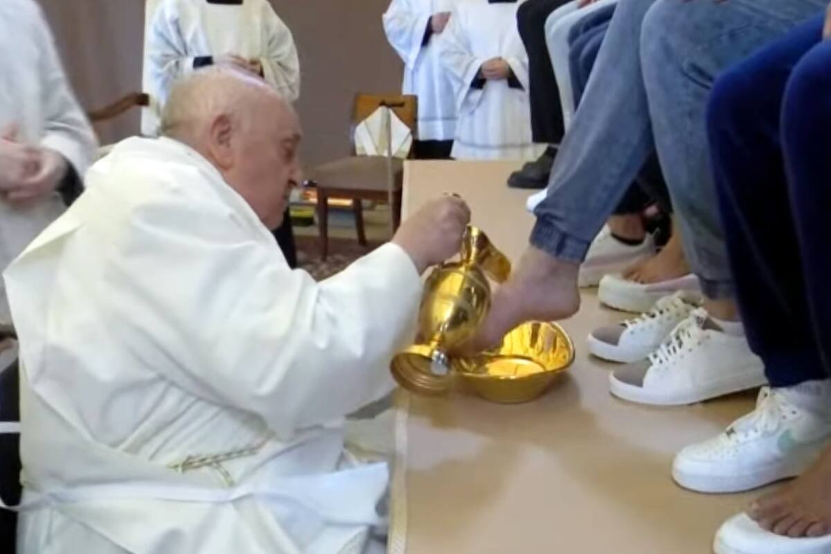 El Papa Francisco lava pies a reclusas en cárcel de Roma