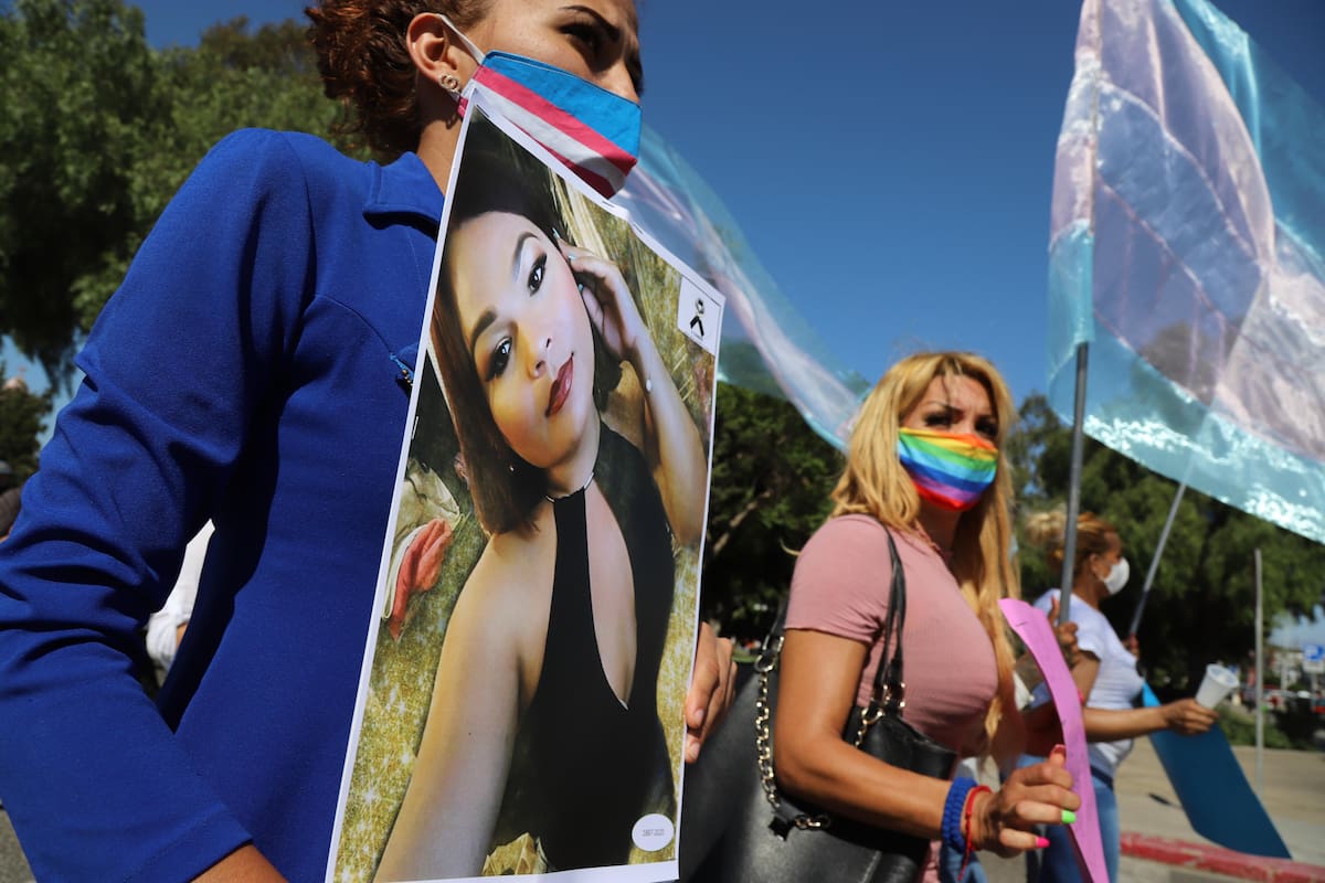 Este domingo más de 30 personas encabezaron una manifestación pacifica para exigir justicia por Jeanine Huerta, defensora de los derechos de la comunidad transexual, a quien asesinaron en Tijuana.
Con frases como Jeanine Huerta vive y justicia encabezaron la protesta que inició en las inmediaciones del Parque Teniente Guerrero de la Zona Centro.
Por el asesinato de la activista los integrantes de la comunidad de la diversidad sexual dijeron sentir más inseguros en la ciudad, en donde no se garantiza el respeto a este sector.
