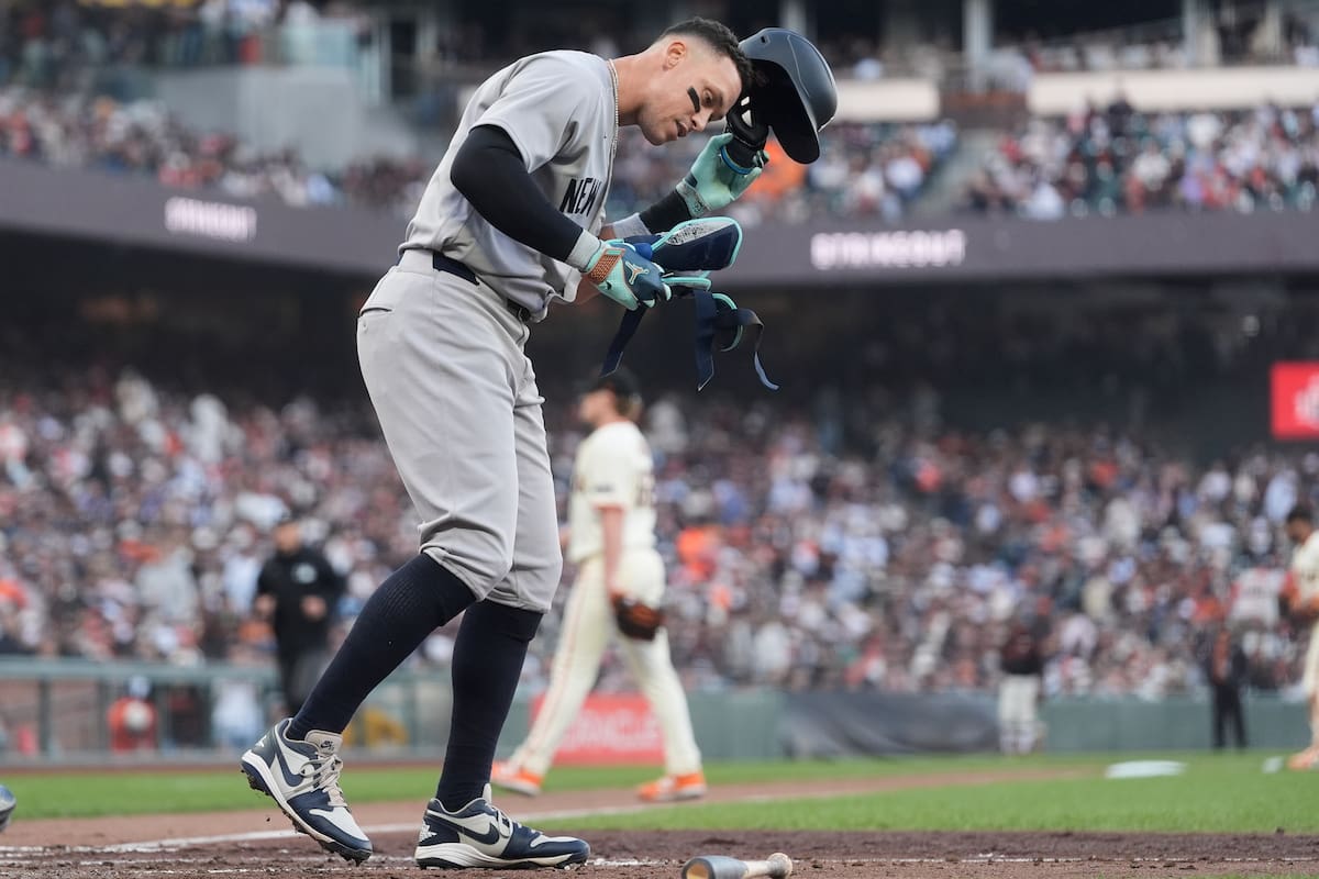 Aaron Judge, de los Yankees de Nueva York, reacciona tras ser ponchado ante los Gigantes de San Francisco durante la cuarta entrada. (Foto: AP / Jeff Chiu)