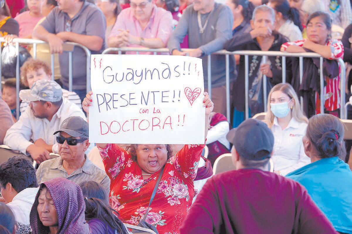 Una mujer asistente al evento porta un cartel de apoyo a la presidenta
Claudia Sheinbaum. FOTO: JULIO CLARK