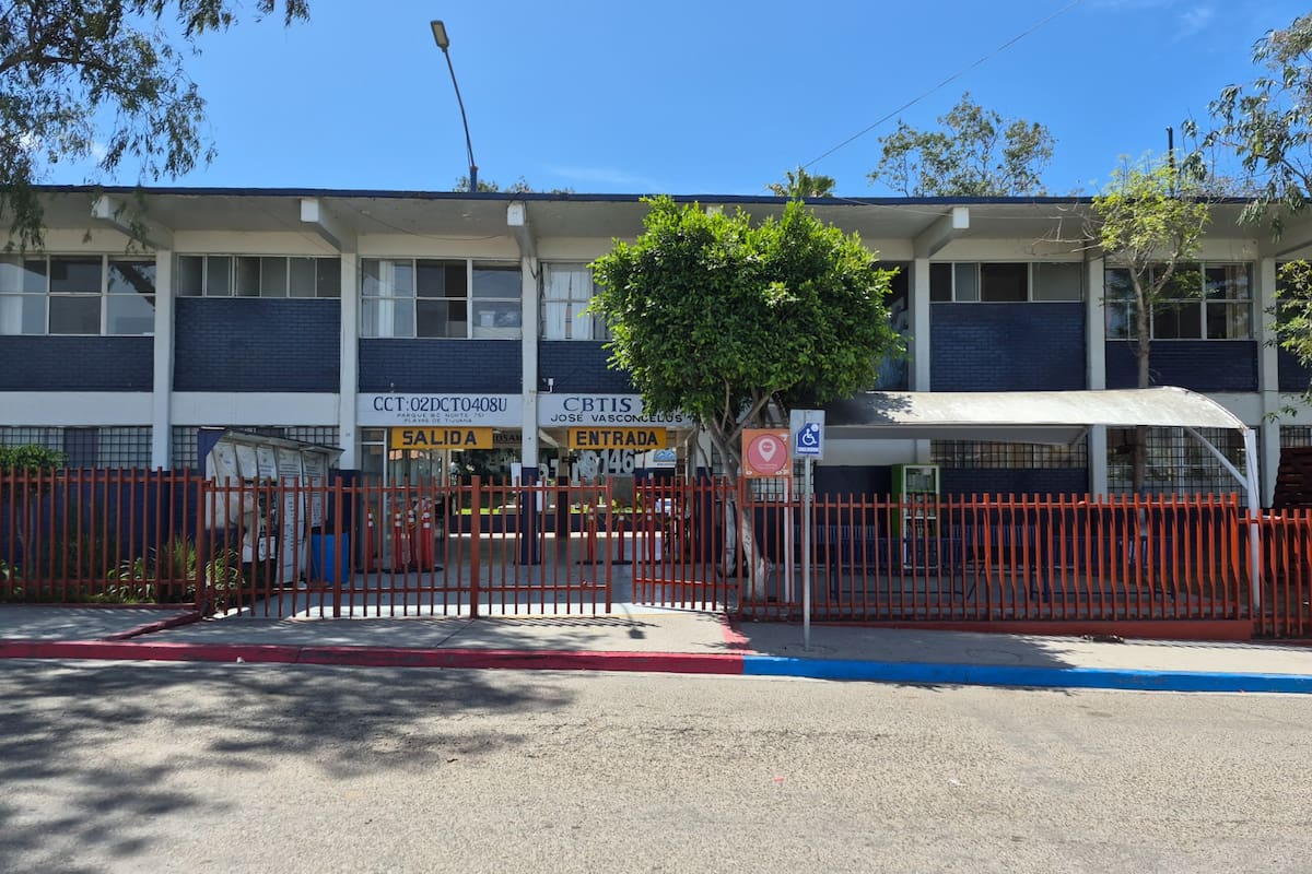 Autoridades mantendrán vigilado el CBTIS 146 toda la semana luego del hallazgo de graffitis con amenazas