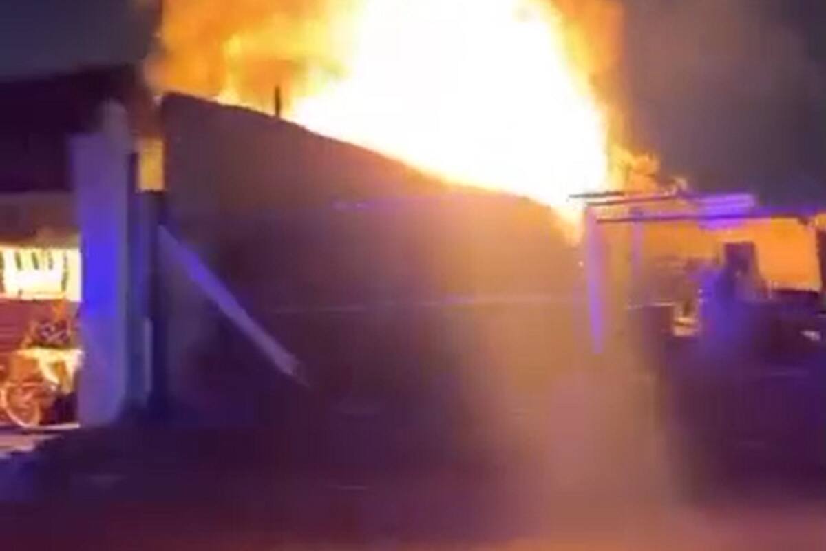 Bomberos sofocan incendio en vivienda donde almacenaban llantas