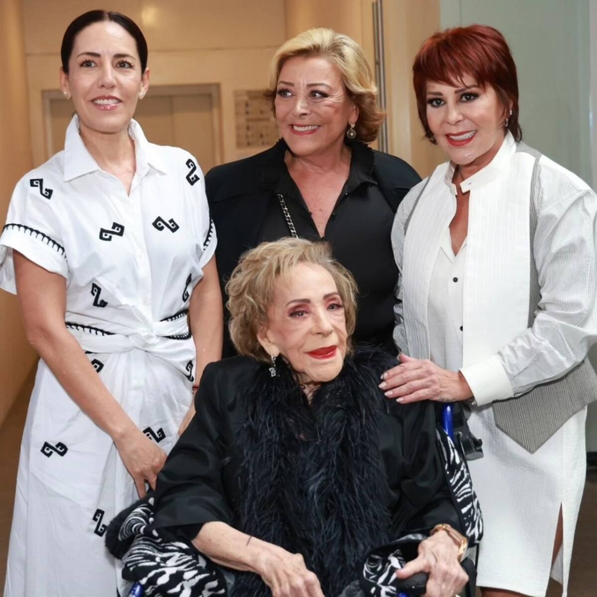 Silvia Pinal inauguró un edificio de camerinos que lleva su nombre, acompañada de sus hijas Sylvia Pasquel y Alejandra Guzmán, así como de su nieta Stephanie Salas.