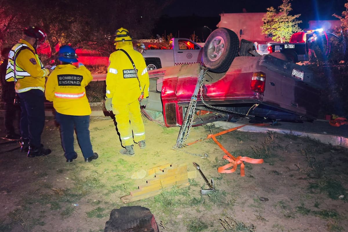Muere hombre prensado tras volcadura durante persecución policiaca en Ensenada