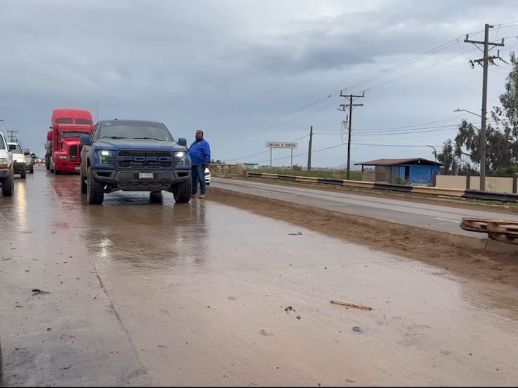 Abren paso parcialmente en carretera