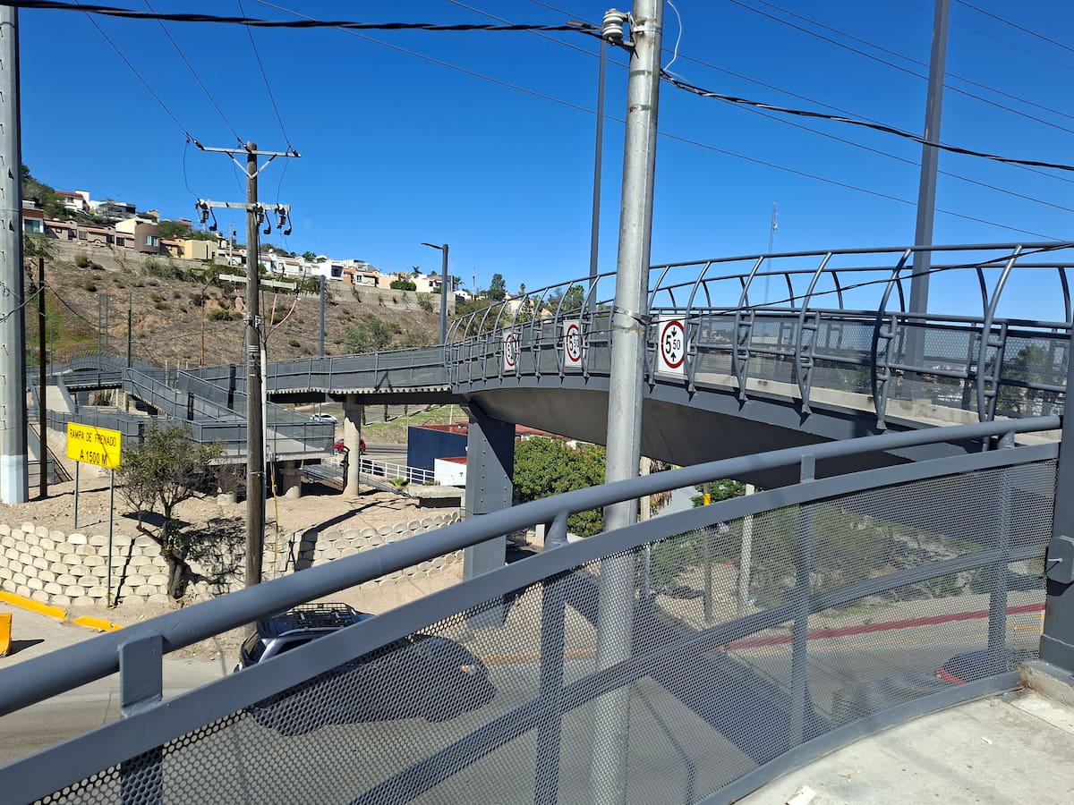 Integrantes de la Liga Peatonal realizarán la Caminata del Terror el 31 de octubre en el puente peatonal del Libramiento Rosas Magallón, en Tijuana, para visibilizar sus deficiencias de diseño y accesibilidad. Foto: Khennia Reyes