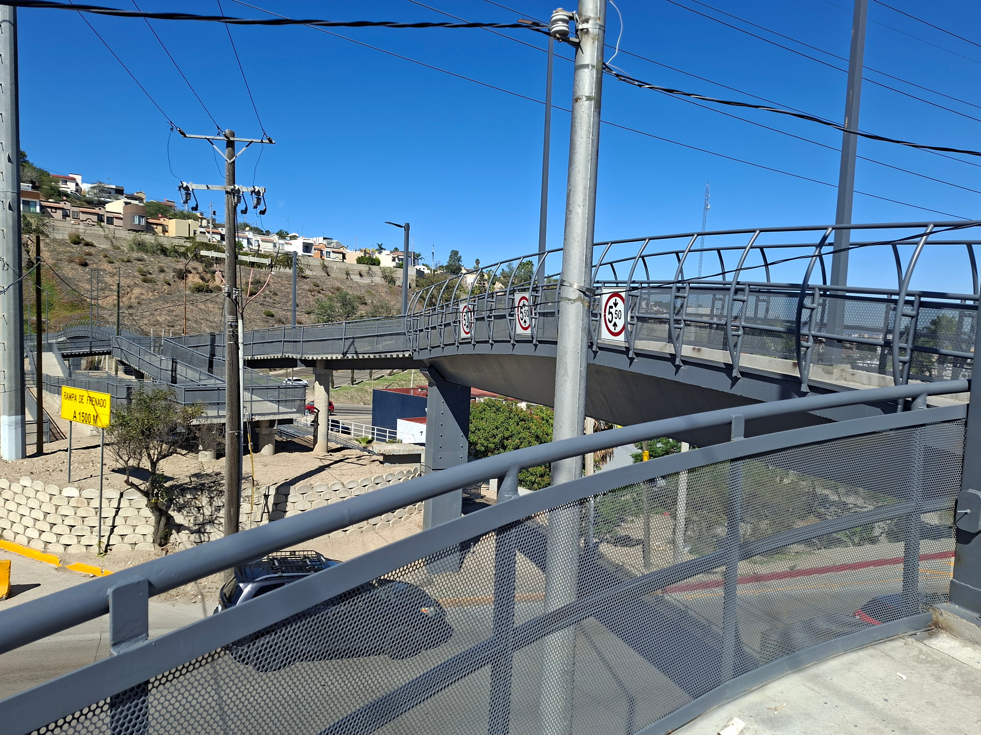 Integrantes de la Liga Peatonal realizarán la Caminata del Terror el 31 de octubre en el puente peatonal del Libramiento Rosas Magallón, en Tijuana, para visibilizar sus deficiencias de diseño y accesibilidad. Foto: Khennia Reyes