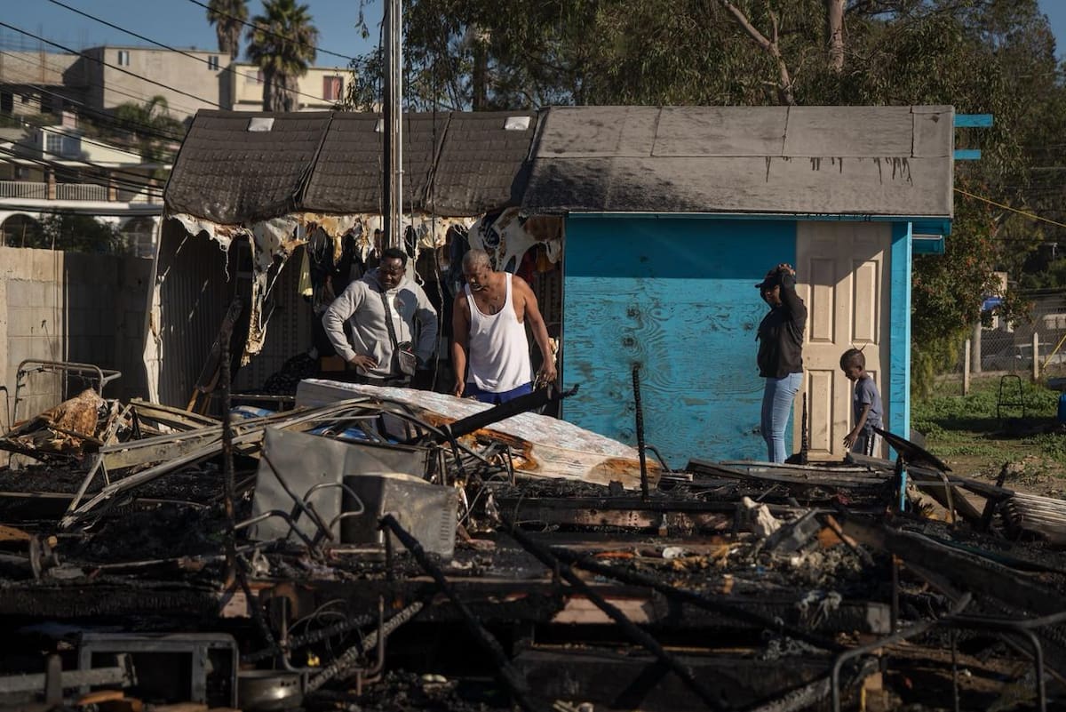 El incendio inició en una zona de viviendas dentro del albergue y dejó tres casas afectadas, sin personas heridas. Fotos: Border Zoom