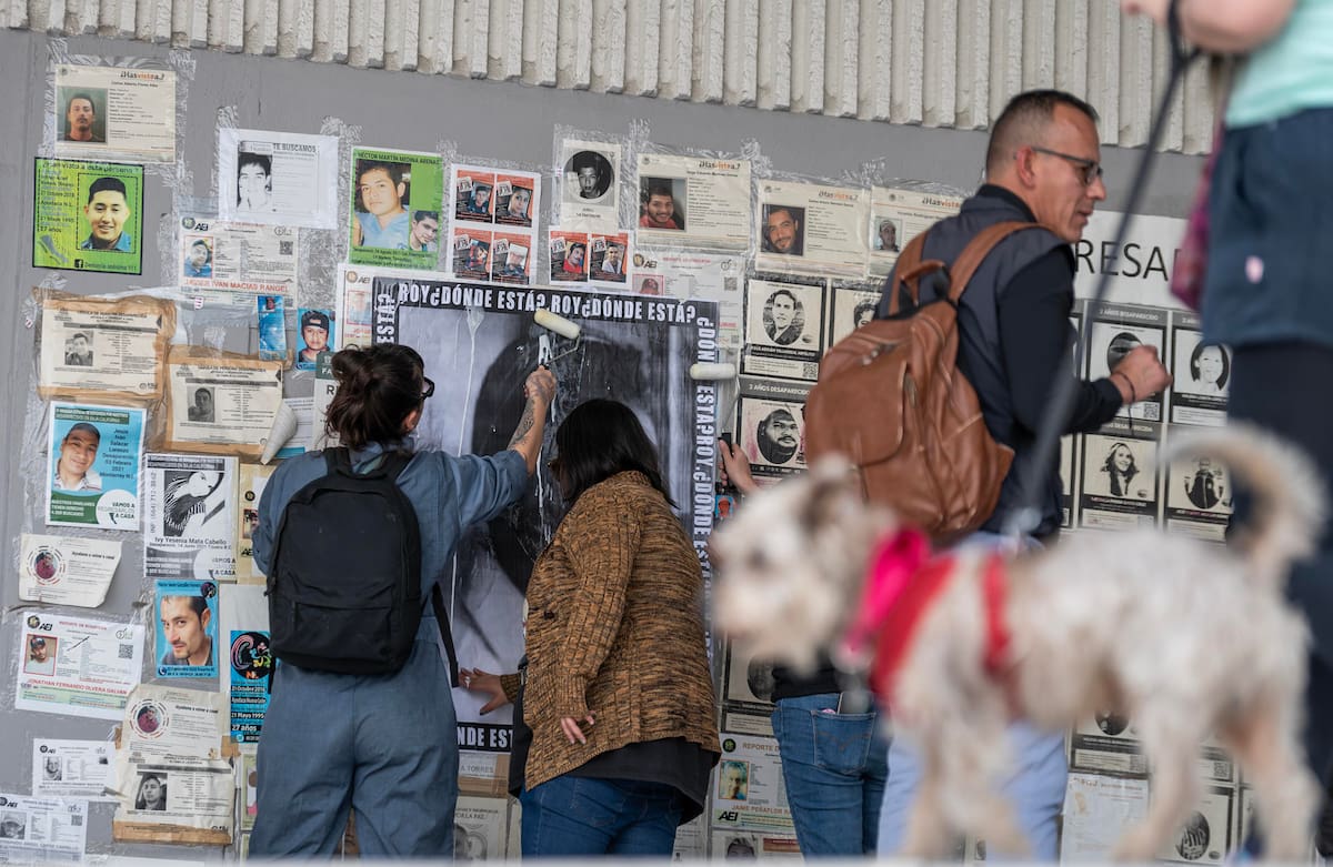 Familiares y amigos de personas desaparecidas colocan hoy carteles y placas por la memoria de las víctimas de desaparición forzada, frente a la sede de la Fiscalía General del Justicia del Estado de Nuevo León (México). EFE/Miguel Sierra