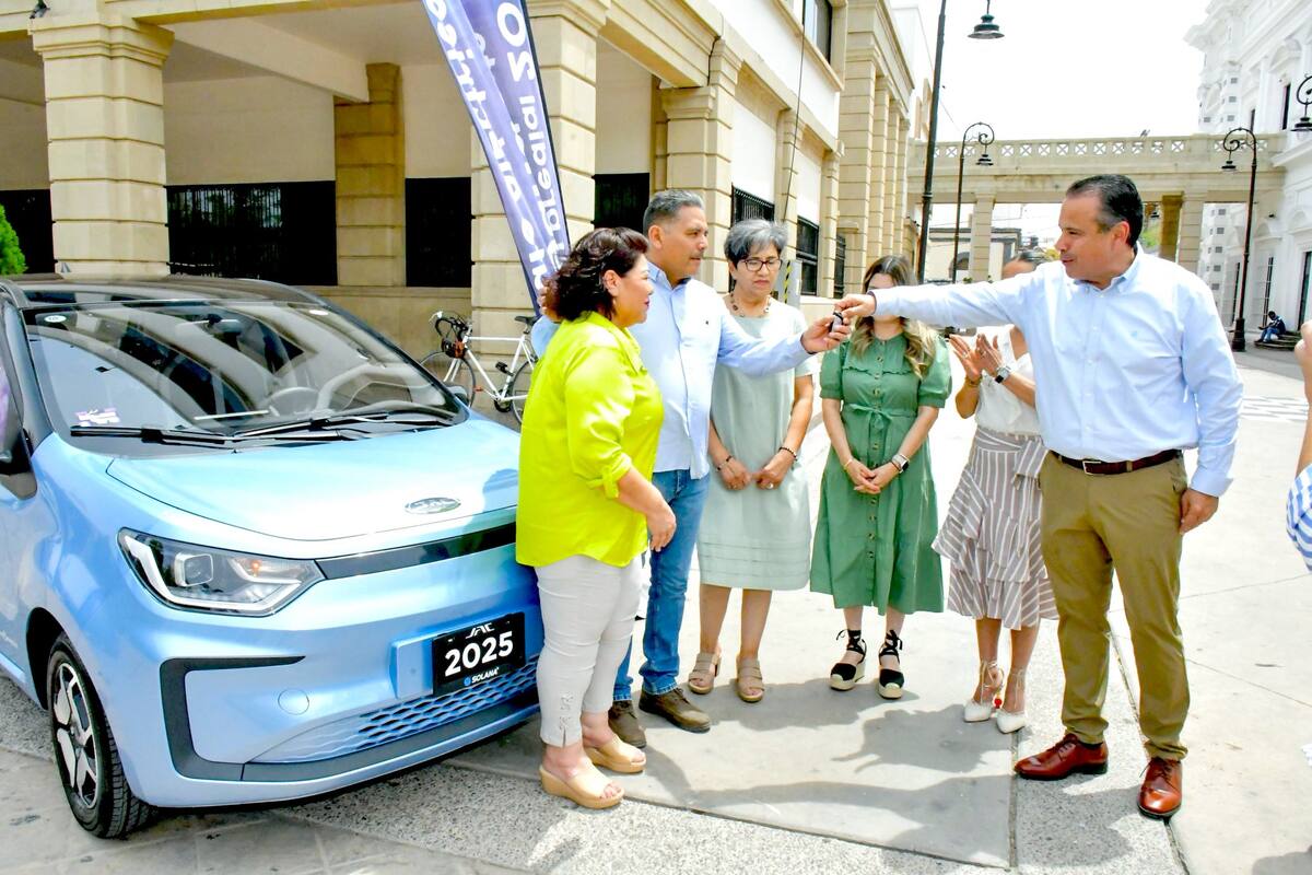 Entrega Astiazarán auto eléctrico a ganador del sorteo “En la H cumpliendo ganas”