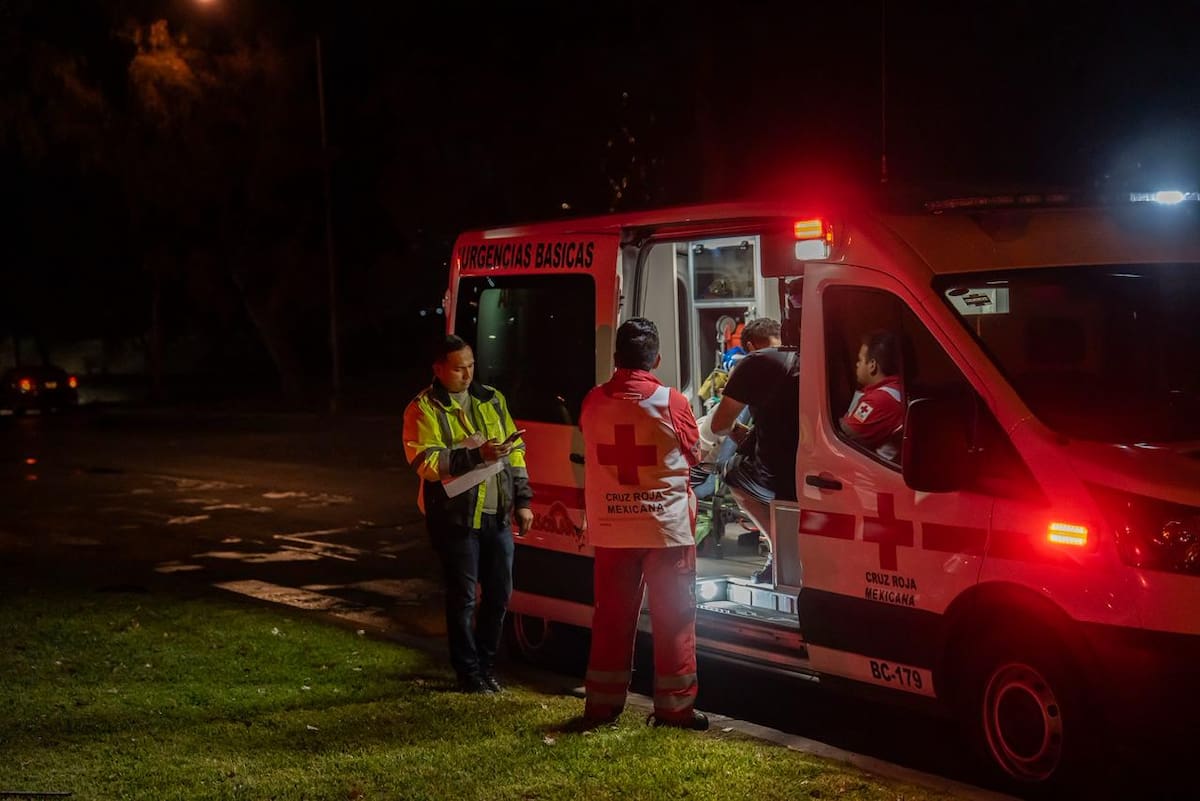 Una mujer lesionada tras accidente provocado por conductor que huyó del lugar. Foto: Border Zoom