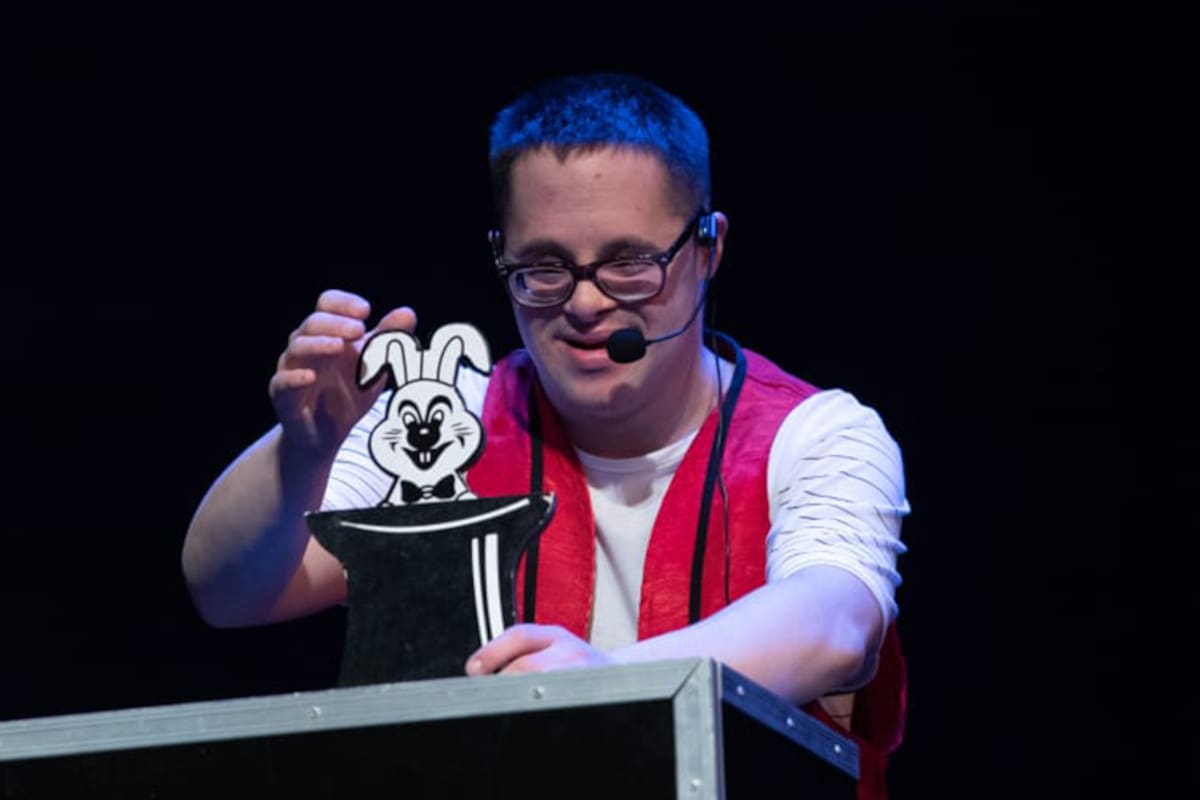 Alejandro Cuervo, el ilusionista argentino con síndrome de Down que usa la magia para enseñar sobre inclusión