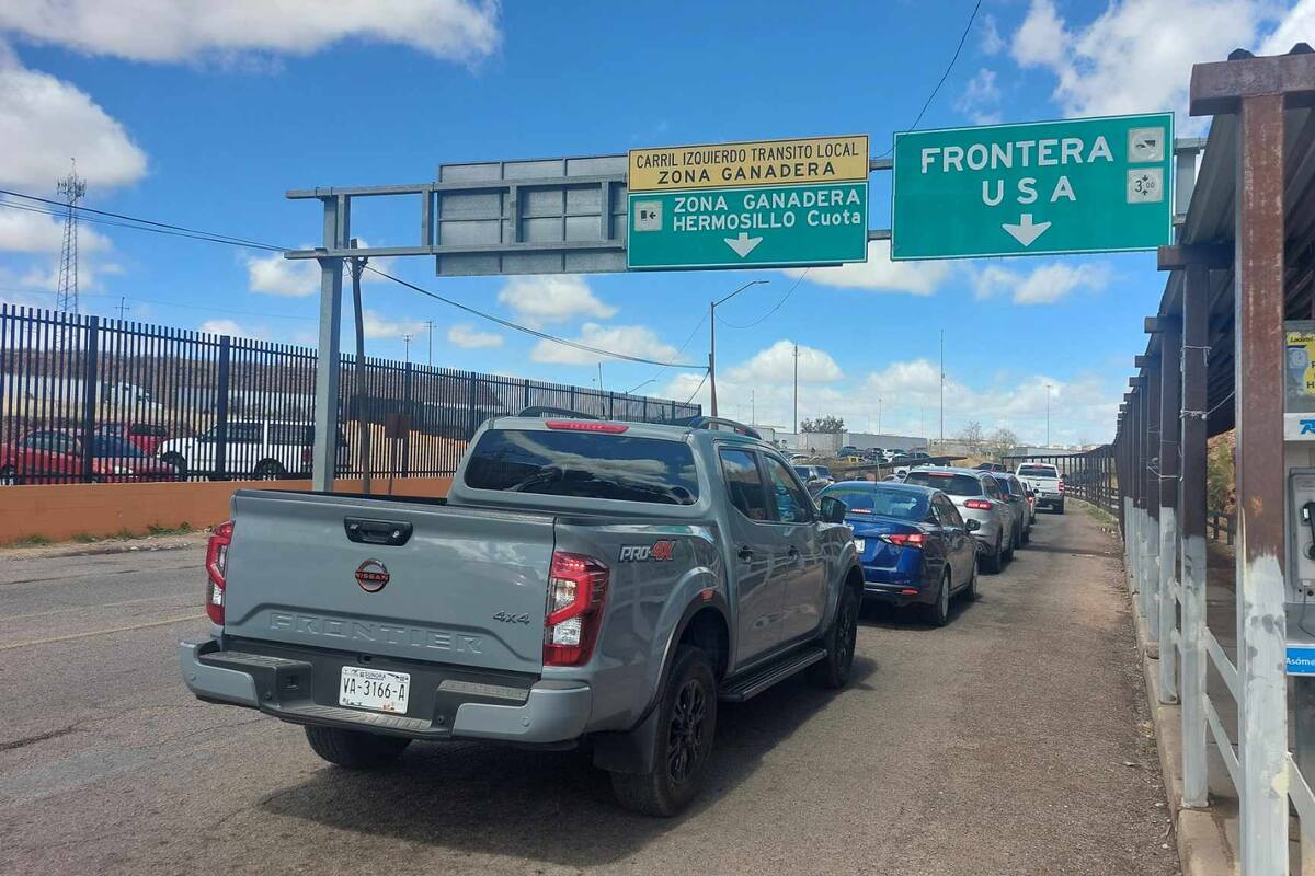 Trae puente laboral largas filas en garitas de Nogales