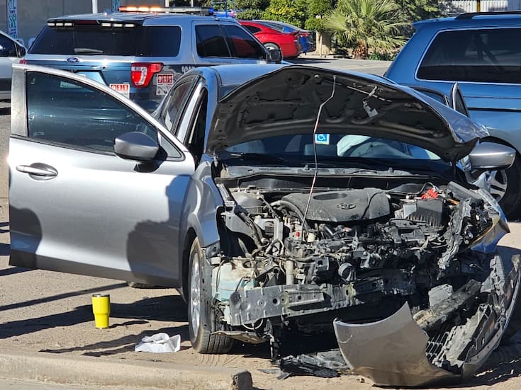 Niña y mujer mayor resultan lesionadas en fuerte choque en San Luis