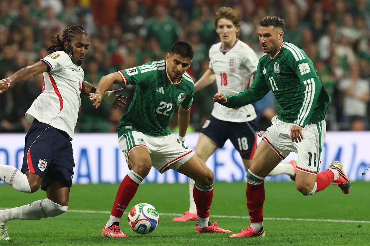 Guillermo Martínez (2-i) y Santiago Gimenez (d) de México disputan un balón este domingo, al finalizar un partido por los octavos de final del Mundial de la FIFA 2026 entre México e Inglaterra en el estadio Azteca en Ciudad de México (México). La amenaza de una tormenta ha puesto en riesgo el inicio a tiempo del partido. EFE/ Alex Cruz