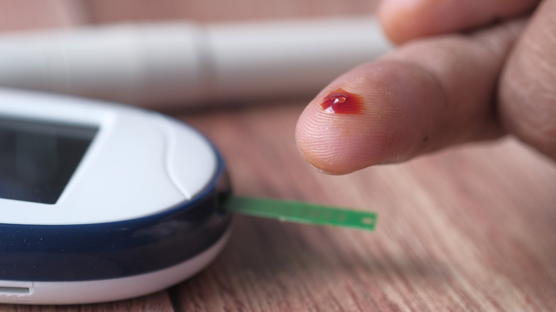 Expertos señalan que medidas simples, como permitir controles de glucemia, ofrecer espacios adecuados para insulina y capacitar a los equipos, reducen complicaciones y fortalecen la productividad.|Foto: Canva