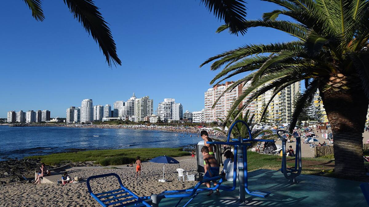 View of La Mansa beach in Punta del Este, Uruguay on January 16, 2019. - Argentina's crisis along with the unstable weather seem to be the main causes for the fall of tourism in one of the most exclusive seaside resorts of Latin America. Many also add the absence of a renewed offer, Uruguay's high prices, as well as insecurity and the explosion of much more affordable destinations in the coast of Argentina or in Brazil. (Photo by MIGUEL ROJO / AFP) (Photo credit should read MIGUEL ROJO/AFP via Getty Images)