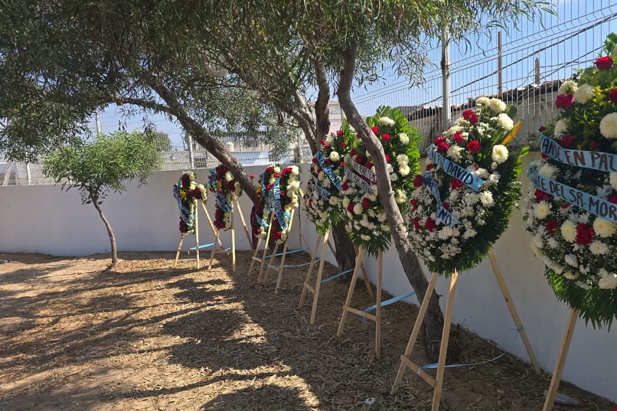 Aparecen ocho coronas fúnebre en parque de Rosarito