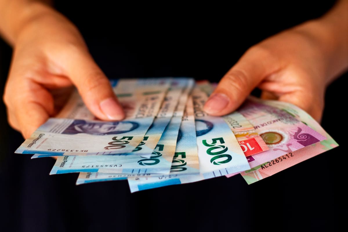 Estudio muestra que mexicanos usan menos dinero en efectivo; ésta es la razón