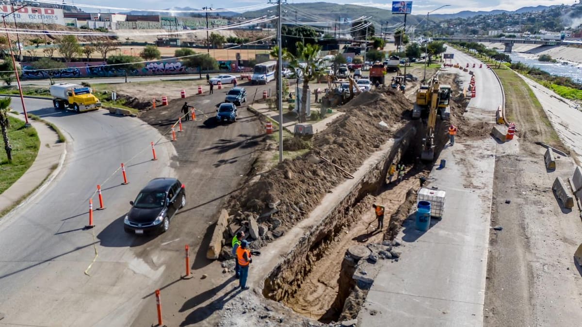 Un socavón cerró carriles en Vía Rápida Oriente; habilitan paso provisional y piden usar rutas alternas. Foto: Border Zoom