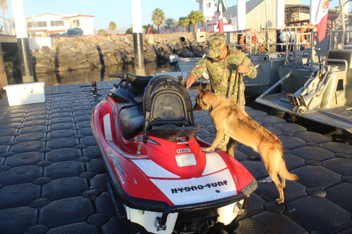 Rescatan a tres personas a bordo de una moto acuática