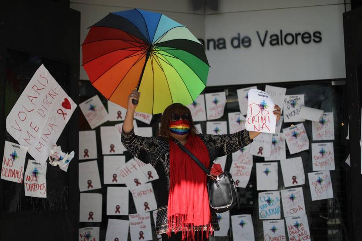 Protestan contra Volaris por no contratar a joven con VIH; acusan a la aerolínea de discriminación