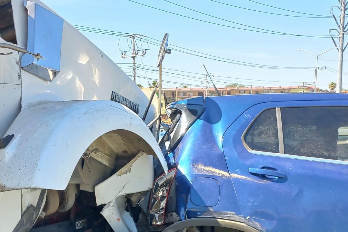 Choque múltiple entre carros y calafias deja 1 persona hospitalizada