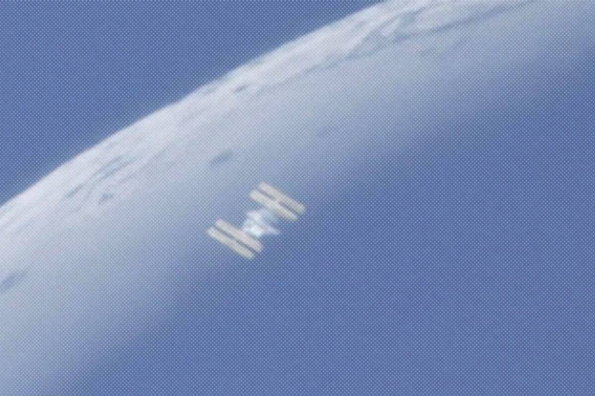 Graba desde el patio de su casa el momento en que la EEI pasa por delante de la luna
