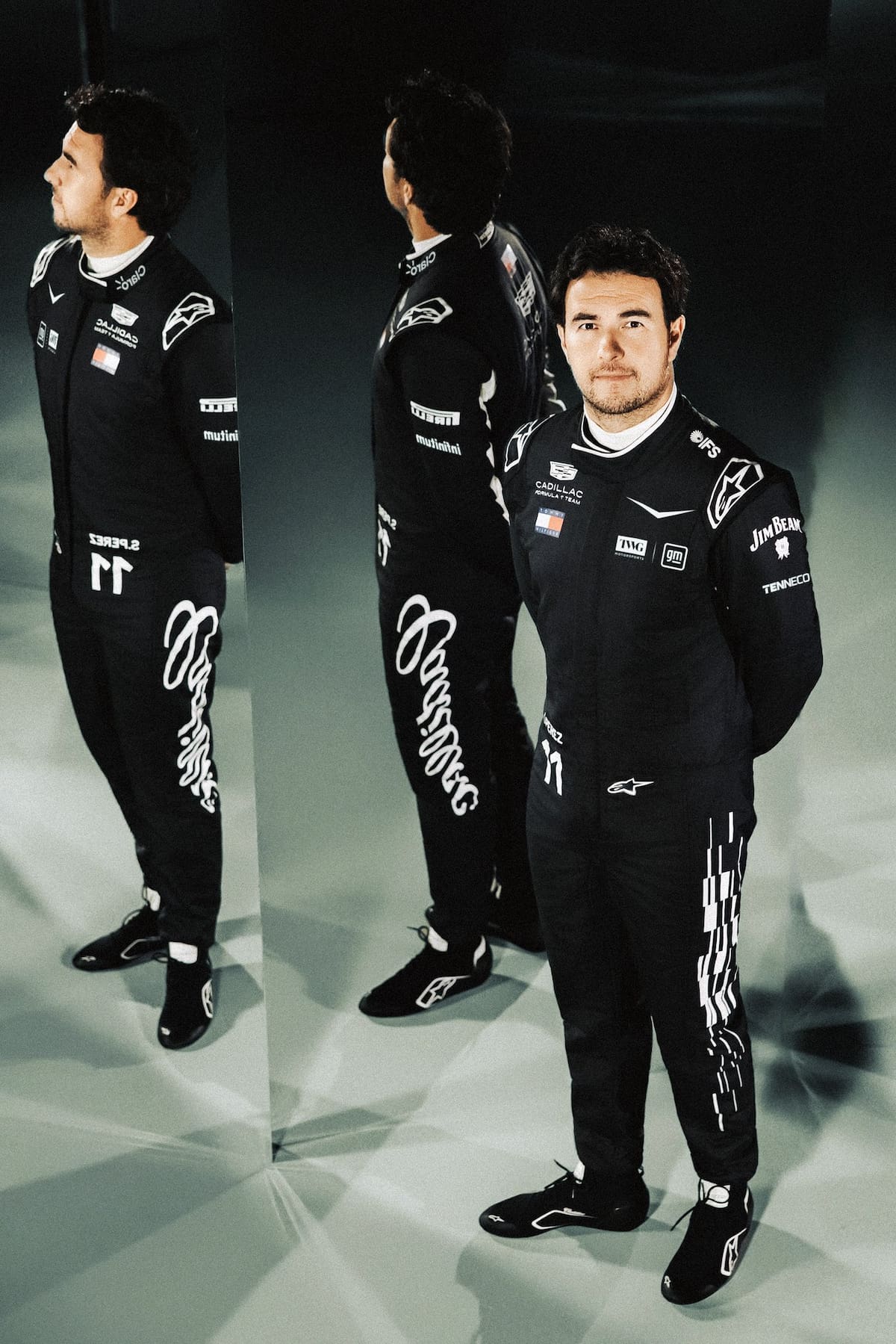 El piloto mexicano, Sergio Pérez, posa con su nuevo uniforme de la escudería Cadillac F1. (Foto: @SChecoPerez)