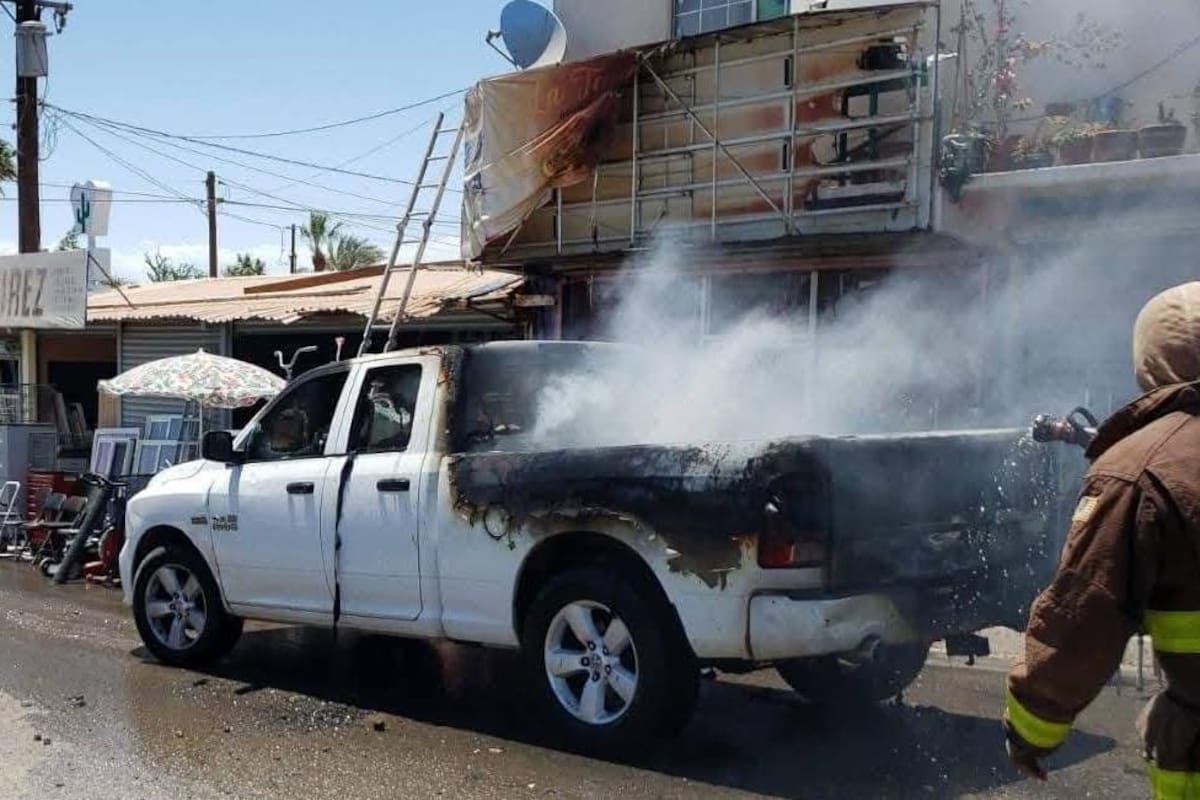 Persona resulta con quemaduras al incendiarse su vehículo en la frontera entre Sonora y Baja California