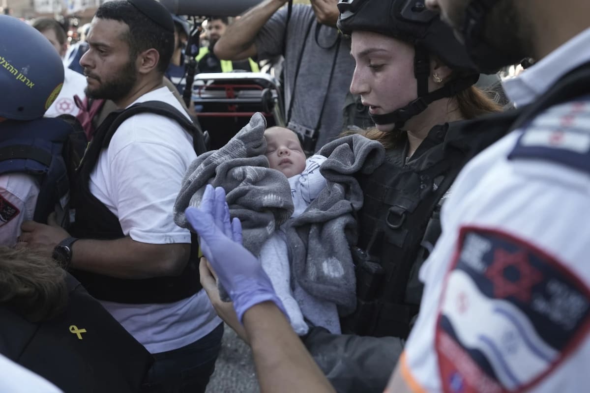 Un bebé es evacuado del lugar del impacto directo de un misil iraní en Ramat Gan, Israel, el jueves 19 de junio de 2025. | Crédito: AP/Oded Balilty