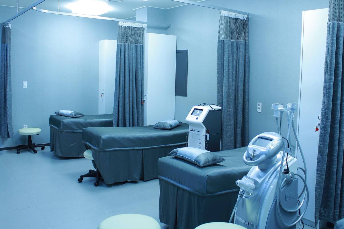 “No somos hospital Covid”: Clínicas particulares en Coahuila colocan mantas en sus edificios