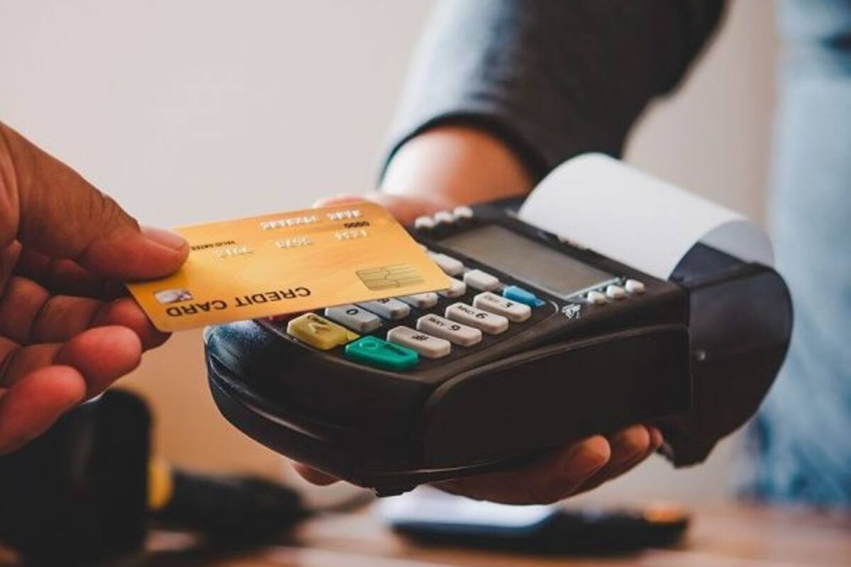 ¿Los negocios pueden cobrar comisión por el pago con tarjeta?