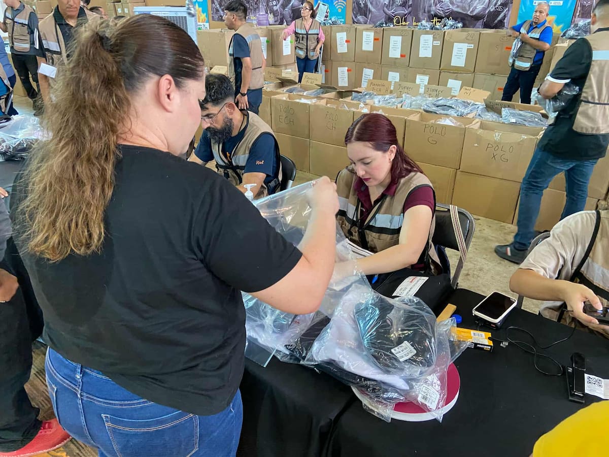 Entrega de uniformes en cajeme.